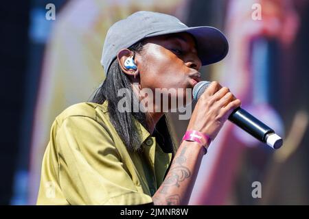 Brighton, Großbritannien . 07. August 2022. Die Stadt Brighton & Hove. CAT Burns Auftritt bei Brighton Pride 2022, We are Fabuloso 7.. August 2022 Credit: David Smith/Alamy Live News Stockfoto