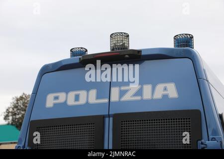 Verona, VR, Italien - 29. Mai 2022: Schriftliche POLIZEI, was Polizei in italienischer Sprache im blauen Lastwagenaufstand bedeutet Stockfoto