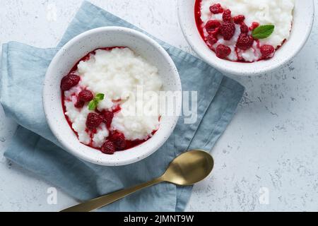 Reispudding. Lange Banner, Vegan Coconut Diät Frühstück mit Kokosmilch, Himbeere Stockfoto