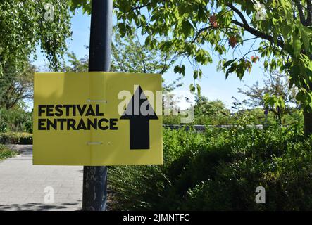 Schild: 'Festivaleingang' mit Kopierplatz in Richtung Campbell Park in Milton Keynes. Stockfoto