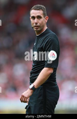 Sheffield, England, 6.. August 2022. Schiedsrichter David Coote beim Sky Bet Championship-Spiel in der Bramall Lane, Sheffield. Bildnachweis sollte lauten: Simon Bellis / Sportimage Stockfoto