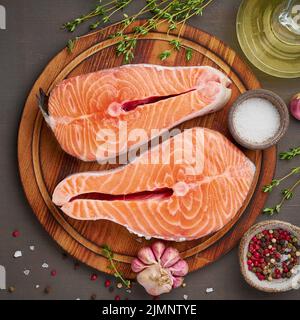 Zwei Lachssteaks, Draufsicht, Kopierbereich. Fischfilet, große Portionen in Scheiben Stockfoto