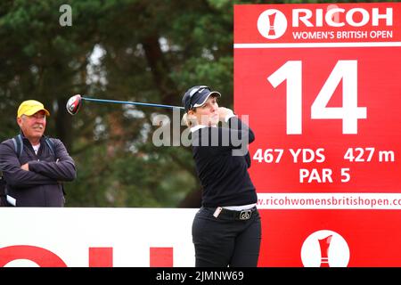 Ashleigh Buhai aus Südafrika auf dem 14. T-Shirt während der letzten Übungsrunde der 2011 Ricoh Women's British Open, die am 27. Juli in Carnoustie Golf Links stattfand Stockfoto