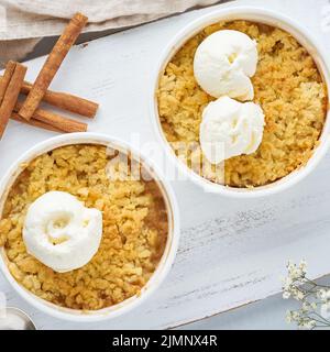 Apfel mit dem Eis zerbröseln, streusel. Draufsicht, Nahaufnahme Stockfoto