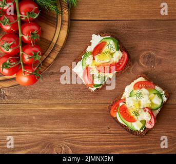 Smorrebrod: Traditionelle dänische Sandwiches. Schwarzes Roggenbrot mit gekochtem Ei Stockfoto