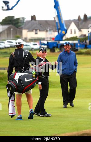 Ashleigh Buhai aus Südafrika feiert das Eintreffen eines Hole-in-One auf dem Grün von 16. während der letzten Übungsrunde der Ricoh Women's British Open 2011 Stockfoto