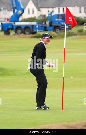 Ashleigh Buhai aus Südafrika feiert das Eintreffen eines Hole-in-One auf dem Grün von 16. während der letzten Übungsrunde der Ricoh Women's British Open 2011 Stockfoto