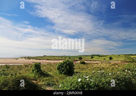 Ein Blick über die Mündung von Alnmouth, Alnwick, Northumberland, Großbritannien, zeigt die schwarze hölzerne Fährenhütte. Stockfoto