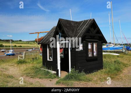 Ein Blick über die Mündung von Alnmouth, Alnwick, Northumberland, Großbritannien, zeigt die schwarze hölzerne Fährenhütte. Stockfoto