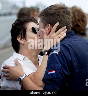 2022-08-07 15:20:08 DEN HELDER - Familie und Freunde sagen Auf Wiedersehen zu ihren Lieben des Minenjägers Zr.Ms. Vlaardingen. Das Schiff wird der stehenden NATO Mine Countermeasures Group 2 im Mittelmeer beitreten. Dieser ständige NATO-Flottenverband konzentriert sich auf Minenaktionen. ANP OLAF KRAAK netherlands Out - belgium Out Credit: ANP/Alamy Live News Stockfoto