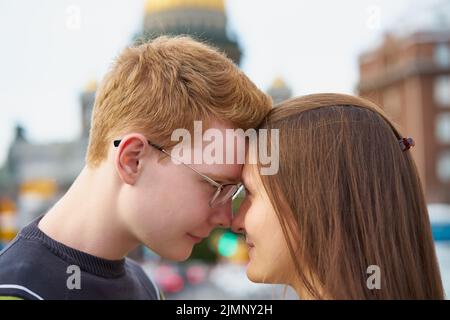 Männliche und weibliche Person, die einander anschaut, junges Paar voller Liebe Stockfoto