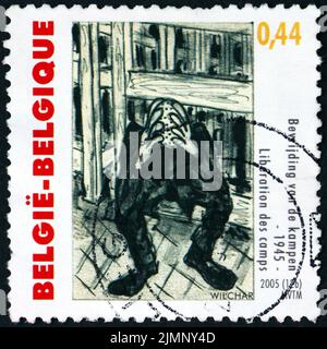 BELGIEN - UM 2005: Eine in Belgien gedruckte Briefmarke zeigt eine Zeichnung des Internierten Konzentrationslagers, von Wilchar, Ende des Zweiten Weltkriegs, 60.. Jahrestag, circ Stockfoto