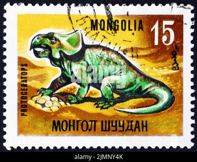 MONGOLEI - UM 1967: Eine in der Mongolei gedruckte Marke zeigt protoceratops, eine Gattung kleiner Dinosaurier, die in Asien während der späten Kreidezeit lebten, ein Stockfoto