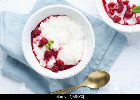 Reispudding. Lange Banner, Vegan Coconut Diät Frühstück mit Kokosmilch, Himbeere Stockfoto