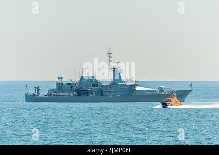 Courtmacsherry, West Cork, Irland. 7. August 2022. Heute fand in Courtmacsherry Bay eine Multi-Agentur-Luft- und Seesuche & -Rettung statt. Das irische Navy-Schiff „George Bernard Shaw“ nahm zusammen mit dem RNLI-Rettungsboot „Frederick Story Cockburn“ von Courtmasherry, dem Hubschrauber „Rescue 117“ von Coastguard und den landgestützten Rettungsdiensten Teil. Eine große Menschenmenge versammelte sich auf dem Küstenspaziergang, um die Übungen zu beobachten. Quelle: AG News/Alamy Live News Stockfoto