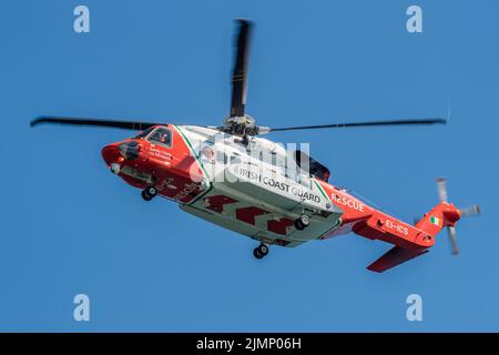 Courtmacsherry, West Cork, Irland. 7. August 2022. Heute fand in Courtmacsherry Bay eine Multi-Agentur-Luft- und Seesuche & -Rettung statt. Das irische Navy-Schiff „George Bernard Shaw“ nahm zusammen mit dem RNLI-Rettungsboot „Frederick Story Cockburn“ von Courtmasherry, dem Hubschrauber „Rescue 117“ von Coastguard und den landgestützten Rettungsdiensten Teil. Eine große Menschenmenge versammelte sich auf dem Küstenspaziergang, um die Übungen zu beobachten. Quelle: AG News/Alamy Live News Stockfoto