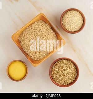 Set von Getreide für glutenfreie fodmap-Diät, lange Kohlenhydrate, brauner Reis, Mais, Quinoa, Grüner Buchweizen Stockfoto