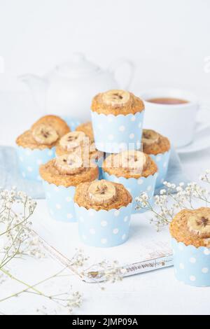 Bananenmuffin, Cupcakes in blauen Kuchenhüllen, Seitenansicht, vercial Stockfoto