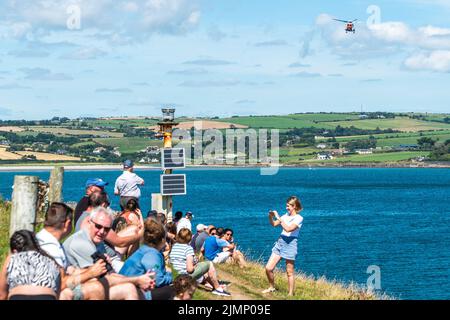 Courtmacsherry, West Cork, Irland. 7. August 2022. Heute fand in Courtmacsherry Bay eine Multi-Agentur-Luft- und Seesuche & -Rettung statt. Das irische Navy-Schiff „George Bernard Shaw“ nahm zusammen mit dem RNLI-Rettungsboot „Frederick Story Cockburn“ von Courtmasherry, dem Hubschrauber „Rescue 117“ von Coastguard und den landgestützten Rettungsdiensten Teil. Eine große Menschenmenge versammelte sich auf dem Küstenspaziergang, um die Übungen zu beobachten. Quelle: AG News/Alamy Live News Stockfoto