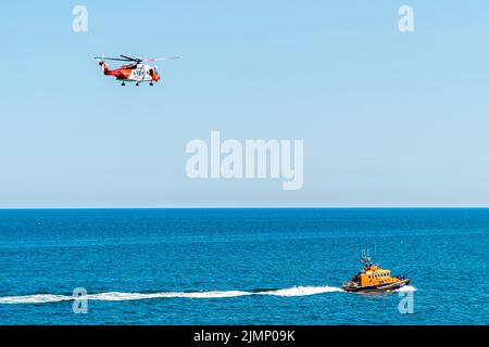 Courtmacsherry, West Cork, Irland. 7. August 2022. Heute fand in Courtmacsherry Bay eine Multi-Agentur-Luft- und Seesuche & -Rettung statt. Das irische Navy-Schiff „George Bernard Shaw“ nahm zusammen mit dem RNLI-Rettungsboot „Frederick Story Cockburn“ von Courtmasherry, dem Hubschrauber „Rescue 117“ von Coastguard und den landgestützten Rettungsdiensten Teil. Eine große Menschenmenge versammelte sich auf dem Küstenspaziergang, um die Übungen zu beobachten. Quelle: AG News/Alamy Live News Stockfoto