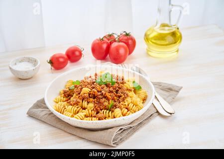 Bolognese Pasta. Fusilli mit Tomatensauce, gemahlenes Hackfleisch. Traditionelle italienische Küche Stockfoto