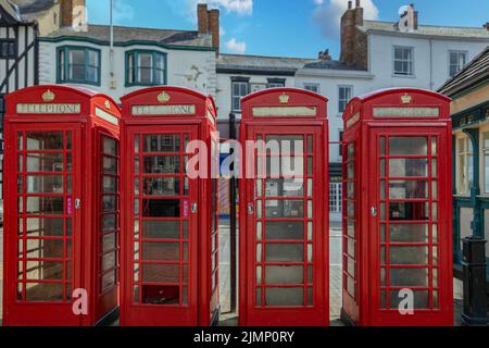 Auf dem Ripon Market Square, Großbritannien, finden Sie vier berühmte britische Telefonzellen, die in der Regel in ländlichen Gegenden aufgrund schlechten Mobilfunkempfangs zu finden sind. Stockfoto