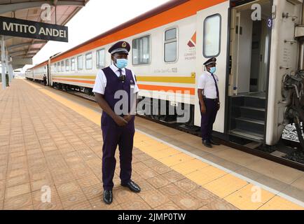 (220807) -- NAIROBI, 7. August 2022 (Xinhua) -- der Zugführer Joseph Mwangi wartet auf die Bestätigung der Abfahrtsdaten am Bahnhof Mtito Andei der Mombasa-Nairobi Railway, Kenia, 29. Juli 2022. Die 480 km lange Mombasa-Nairobi Standard Gauge Railway (SGR), die hauptsächlich von China finanziert und von der China Road and Bridge Corporation (CRBC) gebaut wurde, wurde am 31. Mai 2017 ins Leben gerufen und hat die Schaffung von Arbeitsplätzen für die Menschen vor Ort gefördert. Afristar, das Unternehmen, das die SGR betreibt, hat Kenianer in 123 Eisenbahnberufen beschäftigt, die unter 5 Eisenbahnabteilungen fallen, darunter Eisenbahntransport, Lokomotive, Gleis, s. Stockfoto