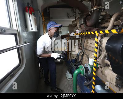 (220807) -- NAIROBI, 7. August 2022 (Xinhua) -- Inspektor Faustine Tanui an Bord überprüft die Ausrüstung eines Personenzuges der Mombasa-Nairobi Railway, 29. Juli 2022. Die 480 km lange Mombasa-Nairobi Standard Gauge Railway (SGR), die hauptsächlich von China finanziert und von der China Road and Bridge Corporation (CRBC) gebaut wurde, wurde am 31. Mai 2017 ins Leben gerufen und hat die Schaffung von Arbeitsplätzen für die Menschen vor Ort gefördert. Afristar, das Unternehmen, das die SGR betreibt, hat Kenianer in 123 Eisenbahnberufen beschäftigt, die unter 5 Eisenbahnabteilungen fallen, darunter Eisenbahnverkehr, Lokomotive, Gleis-, Signal-, Und rollendem Material. Ab Juli 31 Stockfoto