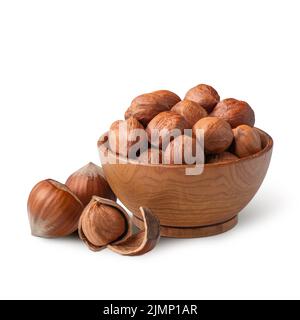 Holzschale voller Haselnüsse, auf Weiß isoliert. Tiefenfokus Stockfoto