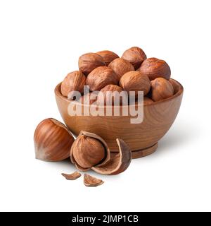 Holzschale voller Haselnüsse, auf Weiß isoliert. Tiefenfokus Stockfoto
