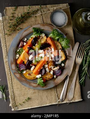 Vegetarischer Salat Schafskäse, gebackenes Gemüse, Keto-Ketogene DASH-Diät. Stockfoto