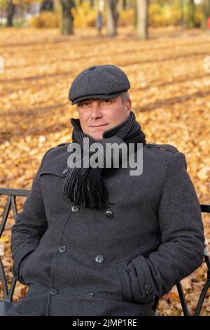 Happy blonde reife Frau und gutaussehende mittleren Alters Brünette Mann Stockfoto