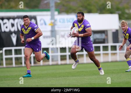 Ukuma Ta'ai von Newcastle Thunder ist während des WETTLAUFS DER BETFRED Championship zwischen Newcastle Thunder und London Broncos im Kingston Park, Newcastle, am Sonntag, den 7.. August 2022, voll im Fluss. (Quelle: Chris Lishman | MI News) Stockfoto