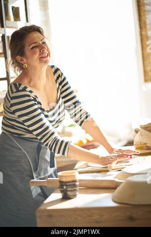 Frau freiberuflich, geschäftlich, Hobby. Frau, die Keramik macht Stockfoto