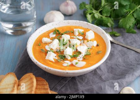Puppkin-Sahne-Suppenpüree mit Ricotta, vegetarisches Mittagessen Stockfoto