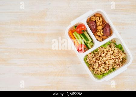 Vegane Lunchbox, Kopierraum. Gesundes vegetarisches Menü, Gewichtsverlust, gesunder Lebensstil Stockfoto