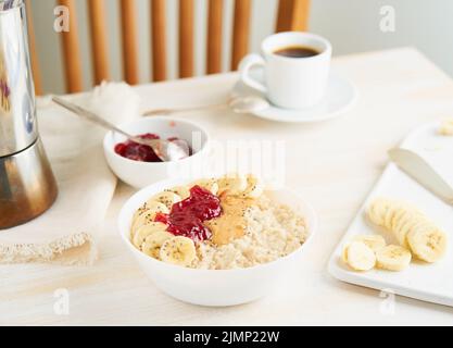 Haferflocken, große Schüssel mit leckeren gesunden Brei zum Frühstück, Frühstück Stockfoto