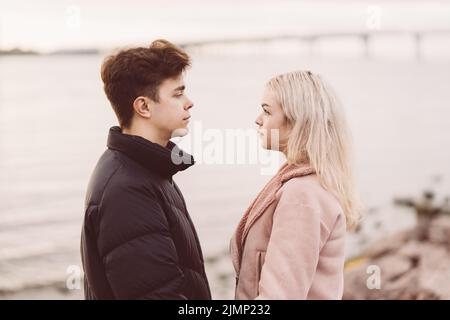 Jugendliebe Konzept. Niedlich Brünette Kerl ??? Junges blondes Mädchen Stockfoto