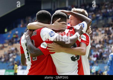ARNHEM - Lutsharel Geertruida aus Feyenoord feiert den 2-5 während des niederländischen Eredivisie-Spiels zwischen Vitesse und Feyenoord beim Gelredome am 7. August 2022 in Arnhem, Niederlande. ANP PIETER STAM DE YOUNG Stockfoto