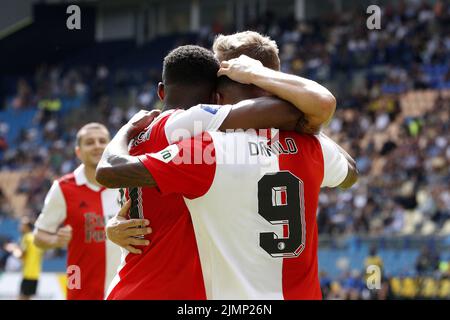 ARNHEM - Lutsharel Geertruida aus Feyenoord feiert den 2-5 während des niederländischen Eredivisie-Spiels zwischen Vitesse und Feyenoord beim Gelredome am 7. August 2022 in Arnhem, Niederlande. ANP PIETER STAM DE YOUNG Stockfoto