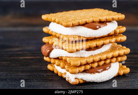 Smores, Marshmallow Sandwiches - traditionelle amerikanische Süßschokoladeplätzchen Stockfoto