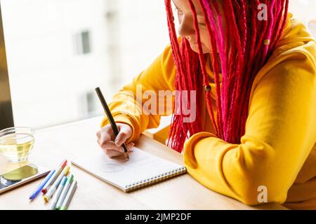 Digitales Nomadenkonzept. Freiberuflicher Girl-Mitarbeiter, der im Café mit Laptop arbeitet. Stockfoto