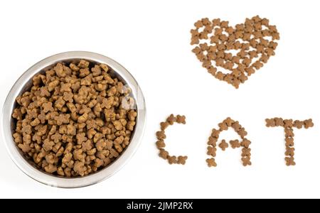 Herz aus trockenem Futter, Schriftzug Cat und eine Schüssel mit Futter auf weißem Hintergrund Stockfoto