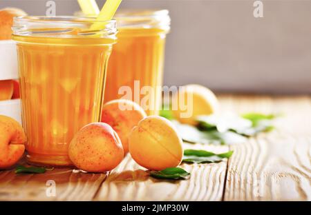 Aprikose Smoothie in Mason jar auf hölzernen Tisch Stockfoto