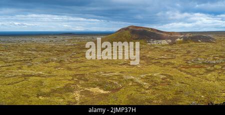 Spektakulärer vulkanischer Blick vom Saxholl Vulkankrater, Snaefellsnes Halbinsel, Snaefellsjokull Nationalpark, West Island. Stockfoto