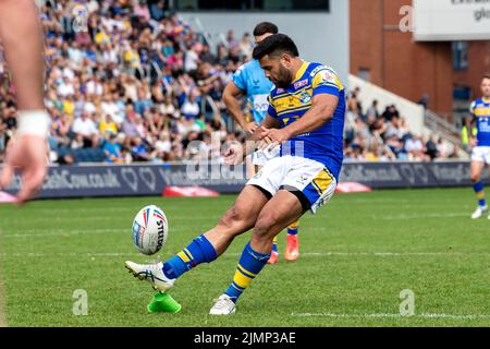 Rhyse Martin #12 von Leeds Rhinos holt die Strafe und erzielt in der zweiten Halbzeit in Leeds, Großbritannien, am 8/7/2022 2 Punkte. (Foto von James Heaton/News Images/Sipa USA) Stockfoto