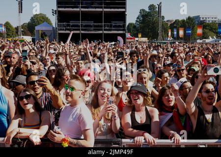 Brighton, Großbritannien . 07. August 2022. Die Stadt Brighton und Hove. Das Publikum bei Bjorn wieder, Abba Tribute Band, Auftritt bei Brighton Pride 2022, We are Fabuloso. 7.. August 2022 Credit: David Smith/Alamy Live News Credit: David Smith/Alamy Live News Stockfoto