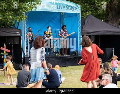 North Berwick, East Lothian, Schottland, Großbritannien, 7.. August 2022. Fringe-by-the-Sea: Veranstaltungen finden auf dem Gelände der Lodge statt. Im Bild: Die Band Los Chichanos unterhalten das Publikum im Sommer mit Leuten, die zur Musik tanzen. Kredit: Sally Anderson/Alamy Live Nachrichten Stockfoto