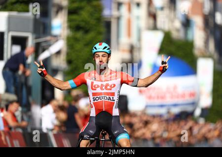 Leuven, Belgien. 07. August 2022. Der Belgier Victor Campenaerts von Lotto Soudal feiert die Ziellinie, um am Sonntag, den 07. August 2022 in und um Leuven die erste Ausgabe des Radrennens „Tour of Leuven“ in Leuven zu gewinnen. Nach der WM in der Stadt wird gemeinsam mit den Organisatoren des GP Memorial Jef Scherens ein neues Rennen veranstaltet. Das neue Rennen wurde Tour of Leuven - Memorial Jef Scherens genannt. BELGA FOTO DAVID PINTENS Kredit: Belga Nachrichtenagentur/Alamy Live News Stockfoto