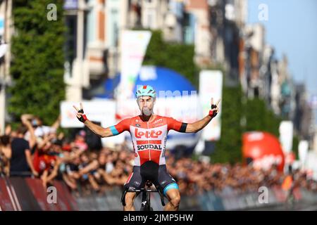 Leuven, Belgien. 07. August 2022. Der Belgier Victor Campenaerts von Lotto Soudal feiert die Ziellinie, um am Sonntag, den 07. August 2022 in und um Leuven die erste Ausgabe des Radrennens „Tour of Leuven“ in Leuven zu gewinnen. Nach der WM in der Stadt wird gemeinsam mit den Organisatoren des GP Memorial Jef Scherens ein neues Rennen veranstaltet. Das neue Rennen wurde Tour of Leuven - Memorial Jef Scherens genannt. BELGA FOTO DAVID PINTENS Kredit: Belga Nachrichtenagentur/Alamy Live News Stockfoto